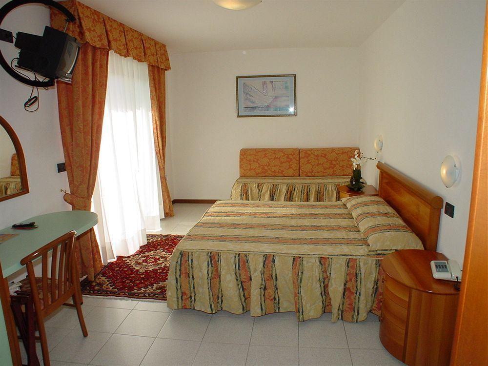 Hotel La Pigna Линьяно-Саббьядоро Экстерьер фото